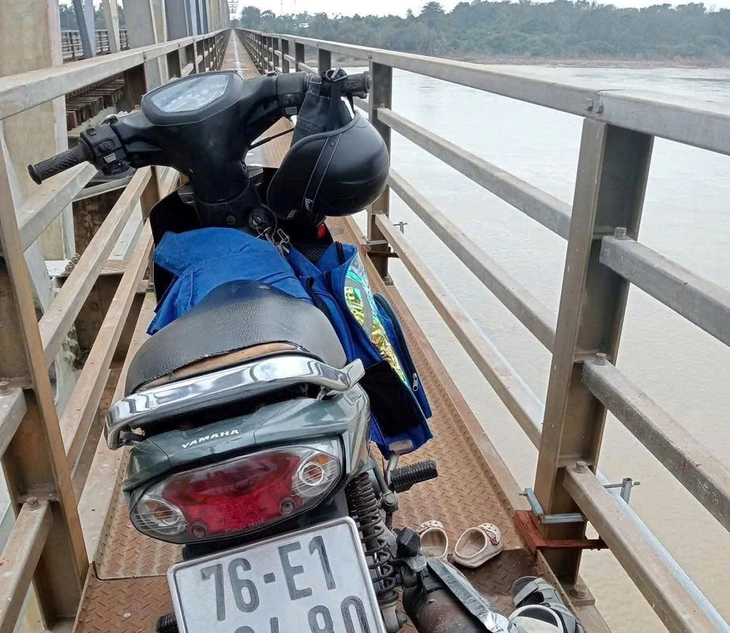 Người đàn ông ôm cháu bé 2 tuổi và 6 tuổi nhảy xuống sông Trà Khúc - Ảnh 1.