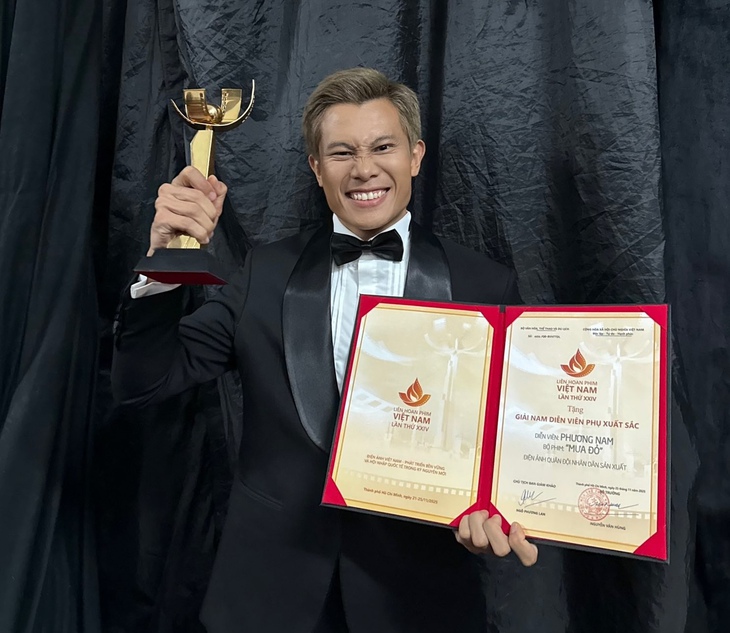 Trấn Thành chúc mừng 'Mưa đỏ', các Bông sen bạc và đặc biệt là một đạo diễn - Ảnh 5. Trấn Thành - Ảnh 4.