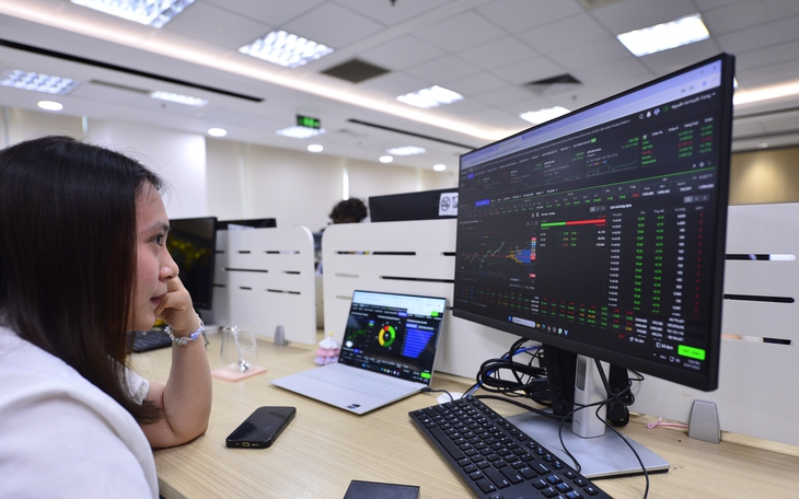 Bạc lập đỉnh, vàng tăng giá trở lại, dòng tiền chứng khoán vì đâu 'mất hút'? - Ảnh 3.