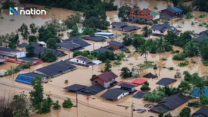 Lũ kinh hoàng ở Thái Lan: Dân đu dây điện thoát thân, chen chúc trên mái nhà chờ cứu - Ảnh 1.