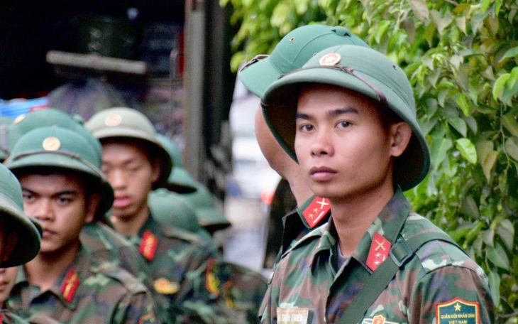 Quân khu 5 đưa xe bếp tác chiến xuống vùng lũ nấu cơm cấp cho dân - Ảnh 5.