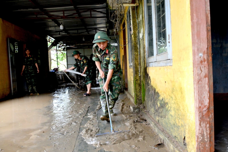 Nhà ngập ngụa bùn sau lũ lịch sử, trung úy quân đội chọn 'dọn nhà dân xong mới về dọn nhà mình' - Ảnh 3.