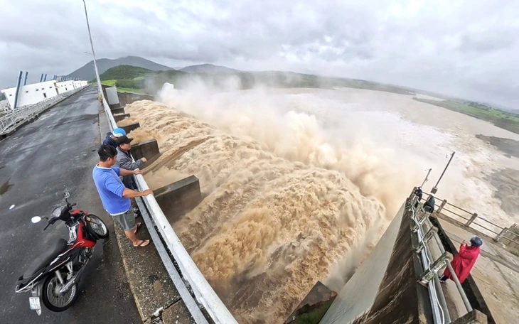Công nhân nỗ lực dọn 15.000 tấn rác sau lũ tại khu vực nội thị Tuy Hòa - Ảnh 2.