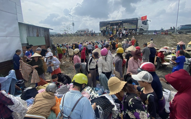 Nhà ngập ngụa bùn sau lũ lịch sử, trung uý quân đội chọn 'dọn nhà dân xong mới về dọn nhà mình' - Ảnh 5.