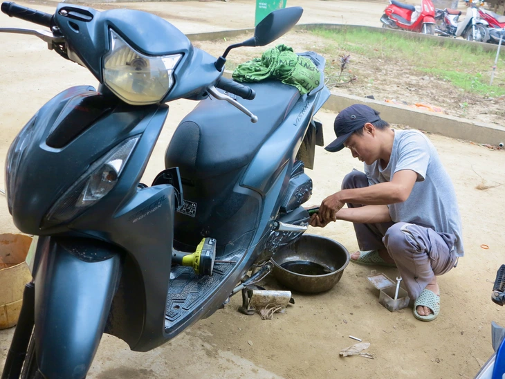 Đội sửa xe từ TP.HCM ra Phú Yên cũ giúp bà con vùng lũ, homestay ‘0 đồng’ cho các đoàn thiện nguyện - Ảnh 3.