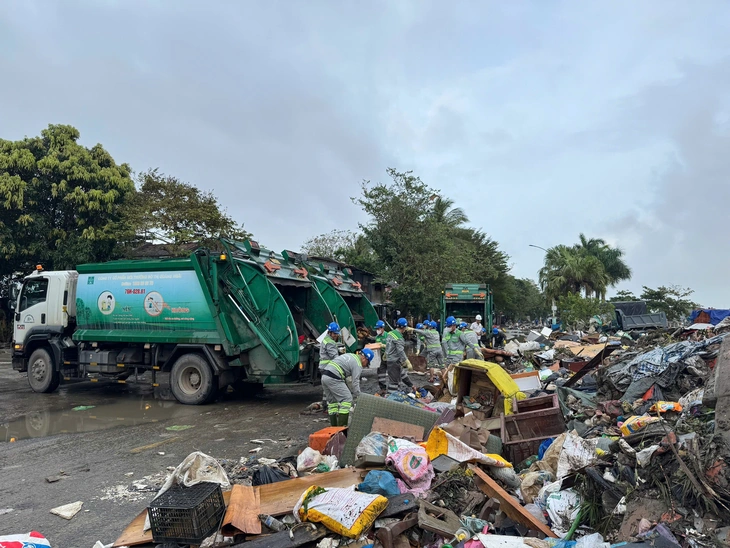 Đắk Lắk đề nghị TP.HCM hỗ trợ 50 xe thu gom, vận chuyển rác sau lũ- Ảnh 1.