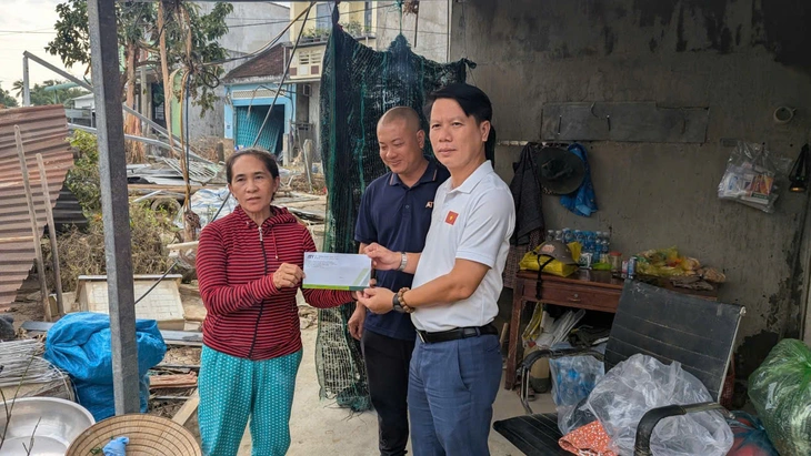 Tỉnh Đoàn Đắk Lắk và Hệ thống giáo dục ATY TP.HCM trao quà tới người dân vùng lũ - Ảnh 1.