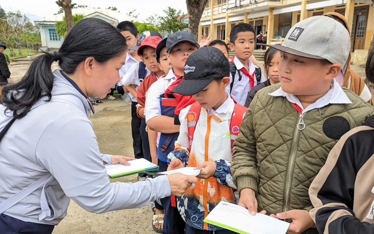 Trung ương Đoàn trao 500 túi an sinh cho sinh viên vùng lũ Khánh Hòa - Ảnh 3.