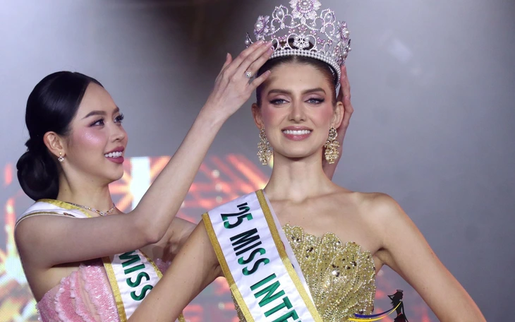 Ngọ Môn Huế rực sắc với phần trình diễn thời trang của thí sinh Hoa hậu Hoàn vũ Quốc tế 2025 - Ảnh 2.