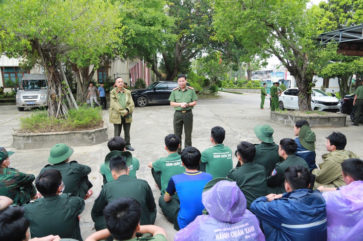 Trường đại học An ninh tiếp tục hỗ trợ 4 xã thiệt hại nặng do mưa lũ tại Phú Yên cũ - Ảnh 1.