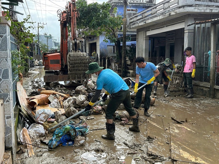 Trường đại học An ninh tiếp tục hỗ trợ 4 xã thiệt hại nặng do mưa lũ tại Phú Yên cũ - Ảnh 2.