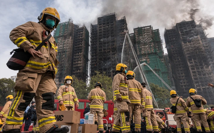 Cháy chung cư Hong Kong: 83 người chết, 3 đối tượng bị bắt vì nghi ngộ sát - Ảnh 2.