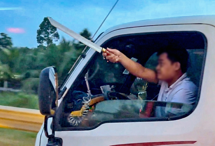 Công an làm việc với tài xế xe tải cầm dao dọa chém người trên cao tốc Trung Lương - Mỹ Thuận - Ảnh 1.