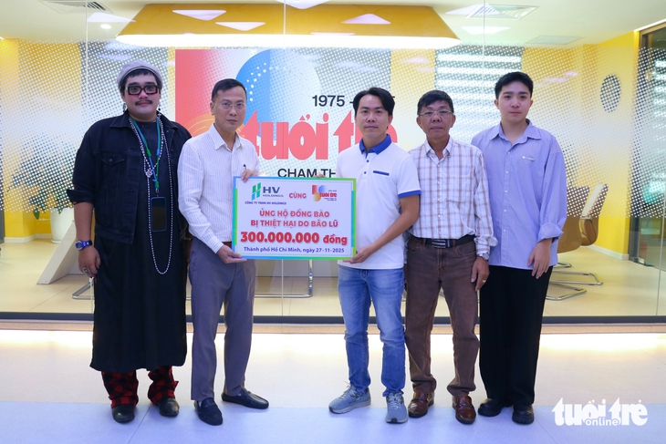 Thêm 300 triệu đồng ủng hộ bà con bão lũ từ Công ty TNHH HV Holdings - Ảnh 1.