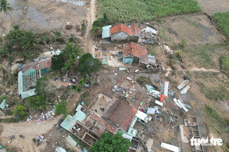 Lũ dữ sông Ba tràn về, Bãi Điều tan hoang - Ảnh 1.