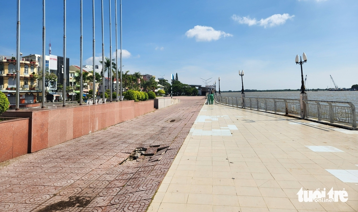 Sớm khắc phục bờ kè chống sạt lở tại công viên 9 nàng tiên - Ảnh 1.