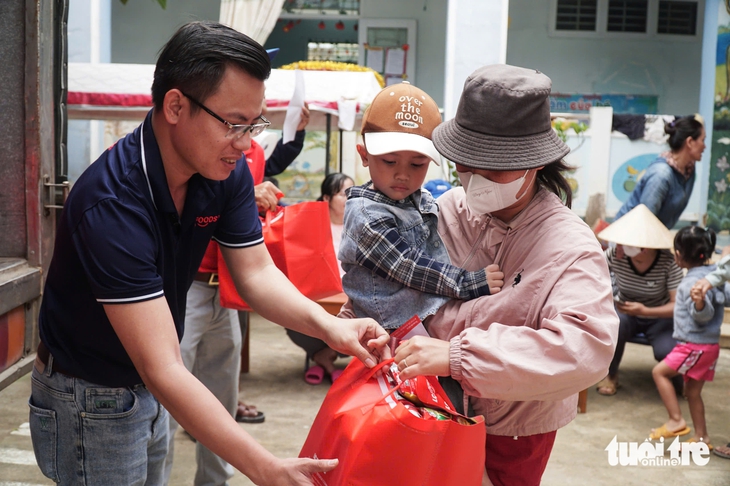 Báo Tuổi Trẻ và nhà tài trợ LC Foods trao 352 suất quà cho người dân vùng lũ - Ảnh 1.