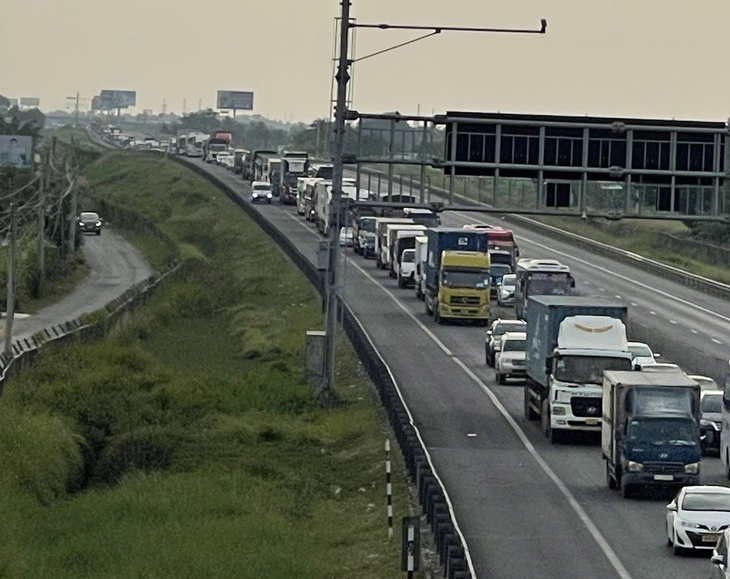 6 ô tô va chạm liên hoàn, cao tốc TP.HCM - Trung Lương ùn ứ giao thông - Ảnh 1.