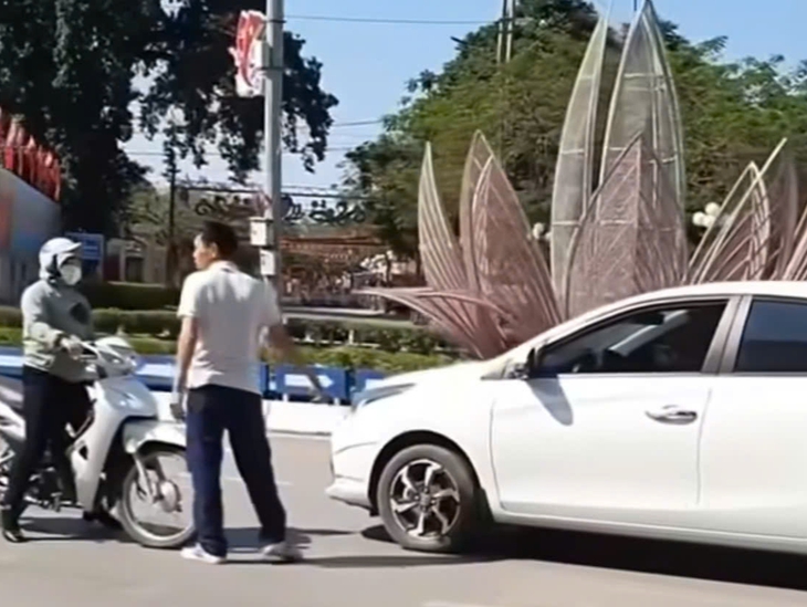 Đi ô tô ngược chiều vòng xoay, còn dừng lại cãi vã, tài xế bị phạt 19 triệu đồng - Ảnh 1.