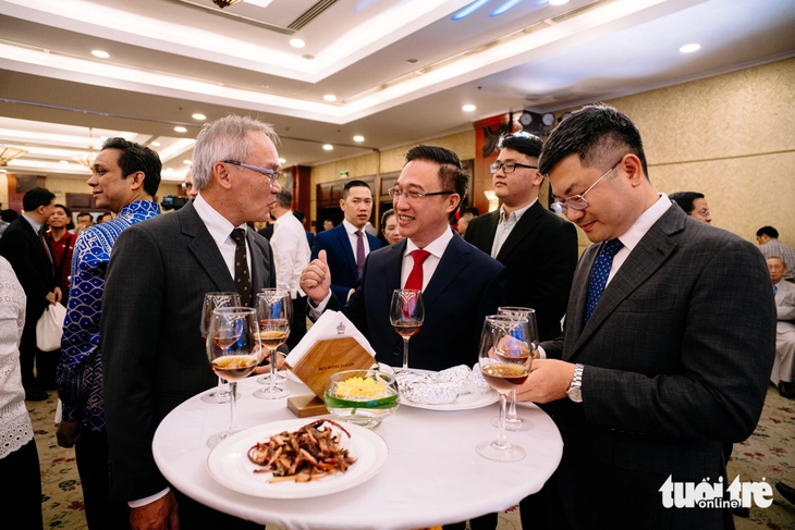 TP.HCM và Lào khẳng định vun đắp quan hệ hữu nghị đặc biệt nhân kỷ niệm 50 năm Quốc khánh Lào - Ảnh 5. TP.HCM và Lào khẳng định vun đắp quan hệ hữu nghị đặc biệt nhân kỷ niệm 50 năm Quốc khánh Lào - Ảnh 4.