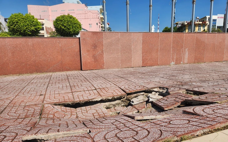 Bờ kè dự án du lịch 84 tỉ đồng chưa kịp sử dụng đã tan nát do biển xâm thực, đề xuất 20 tỉ sửa chữa - Ảnh 8.