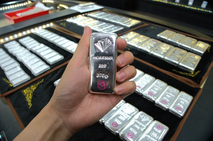 Giá vàng bật tăng trở lại, cao hơn giá thế giới 21,1 triệu đồng/lượng - Ảnh 2.