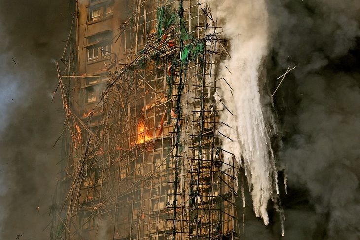 Vụ cháy chung cư ở Hong Kong: Vì sao đặc khu này vẫn dùng giàn giáo tre? - Ảnh 1.