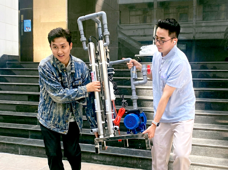 Thầy trò trường đại học ở TP.HCM xuyên đêm làm máy lọc nước tặng bà con vùng lũ - Ảnh 1.