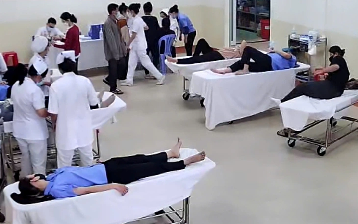 Vụ 79 ca nghi ngộ độc thực phẩm: Nhóm công nhân đều ăn món cá cam   - Ảnh 2.