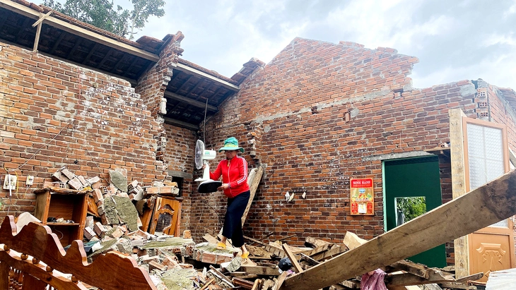 Dân vùng lũ vừa sửa nhà, vừa lo bão số 15 - Ảnh 5.