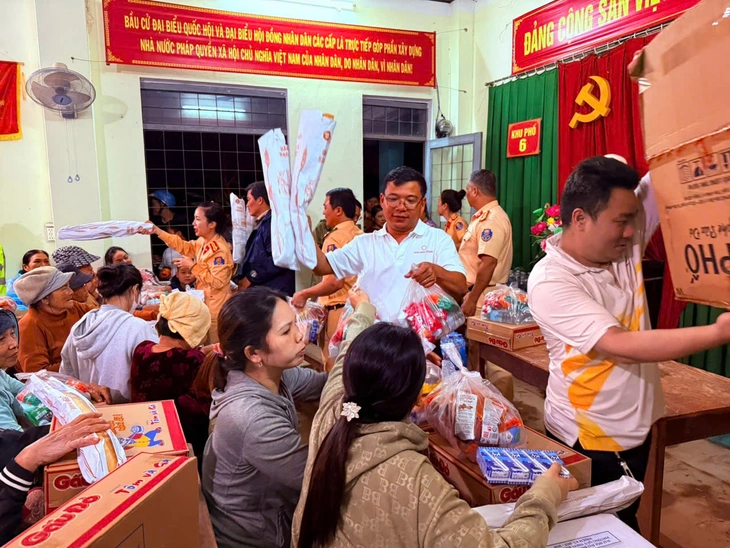 Tập đoàn Hoa Sen khẩn trương cứu trợ miền Trung – Tây Nguyên giữa cao điểm mưa lũ - Ảnh 1. Tập đoàn Hoa Sen - Ảnh 1.