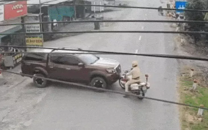 Xe bán tải tông xe đặc chủng: Tạm giữ tài xế 20 tuổi dùng biển số giả - Ảnh 2.