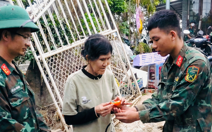 Để quên hơn 1.800 USD trong túi quần áo hỗ trợ người dân vùng lũ, người phụ nữ được trả lại - Ảnh 3.