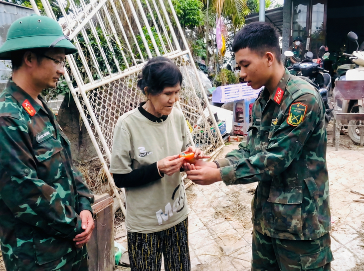 Nhặt được túi vàng 4,5 chỉ trong bùn lũ, tiểu đội trưởng tìm trả lại cho dân - Ảnh 1.