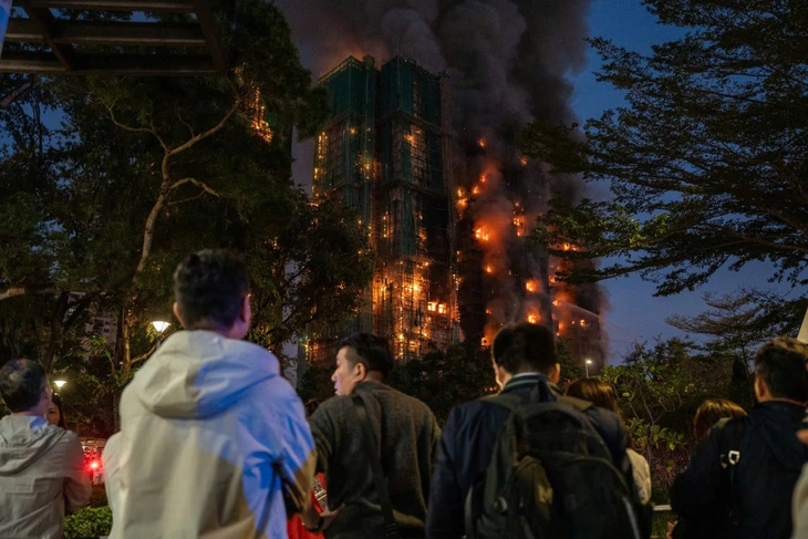 Cháy chung cư khủng khiếp ở Hong Kong khiến nhiều hoạt động giải trí phải hủy hoãn ngay lập tức - Ảnh 1.