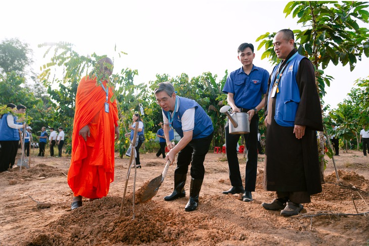 500 đại biểu Mặt trận Tổ quốc Việt Nam TP.HCM trồng cây xanh - Ảnh 4. Mặt trận Tổ quốc Việt Nam - Ảnh 3.
