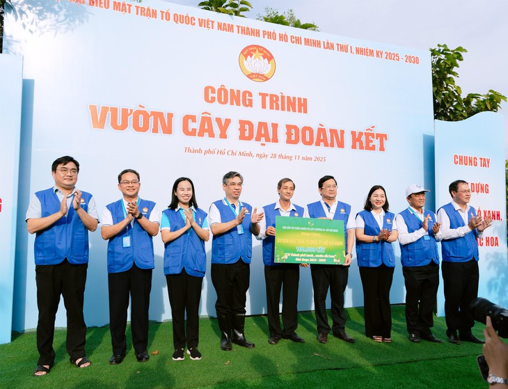 500 đại biểu Mặt trận Tổ quốc Việt Nam TP.HCM trồng cây xanh - Ảnh 3. Mặt trận Tổ quốc Việt Nam - Ảnh 2.