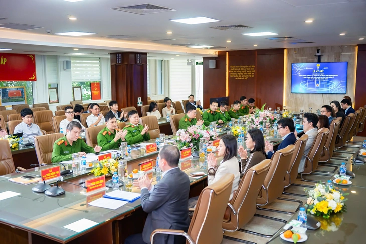 Bộ Công an triển khai dịch vụ xác thực điện tử qua VNeID trên ứng dụng OneU - Ảnh 3.