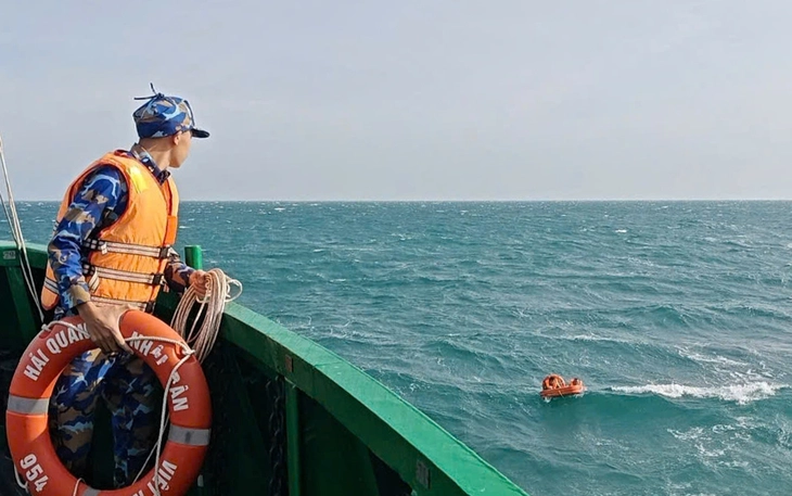 Vượt sóng cứu hành khách Đức gặp tai nạn trên tàu du lịch hạng sang - Ảnh 3.