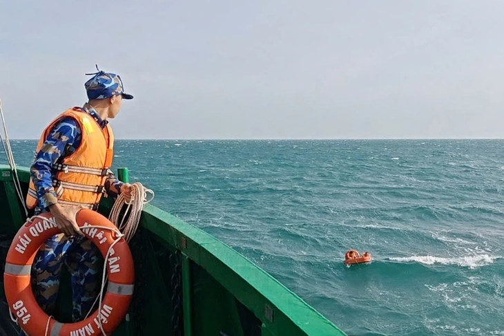 Vùng 5 Hải quân cứu vớt thành công 2 người dân gặp nạn trên biển - Ảnh 1.