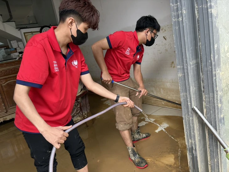 Sức mạnh của những bàn tay không ngại bùn lầy trong cơn lũ lịch sử - Ảnh 2.