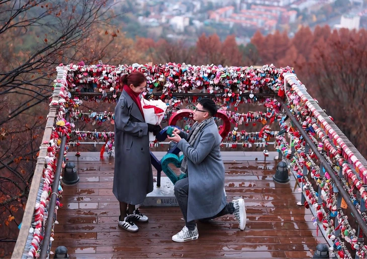 Cầu thủ vừa quỳ gối cầu hôn MC Mù Tạt là ai? - Ảnh 1.