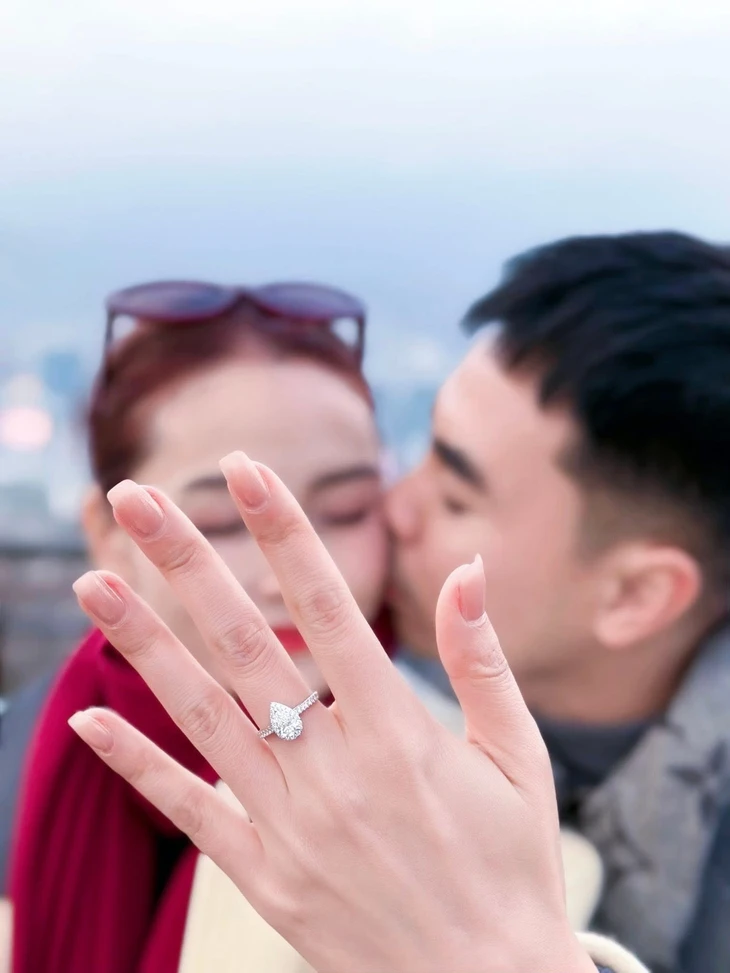 Cầu thủ vừa quỳ gối cầu hôn MC Mù Tạt là ai? - Ảnh 2.