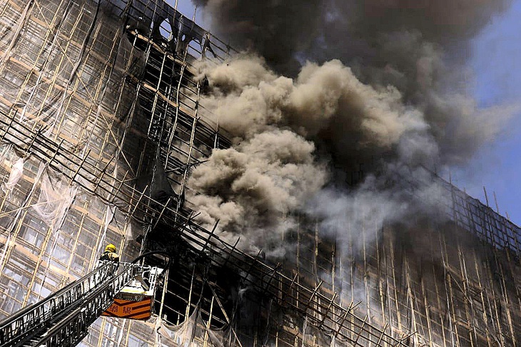 Hong Kong siết an toàn sau thảm kịch hỏa hoạn - Ảnh 1.