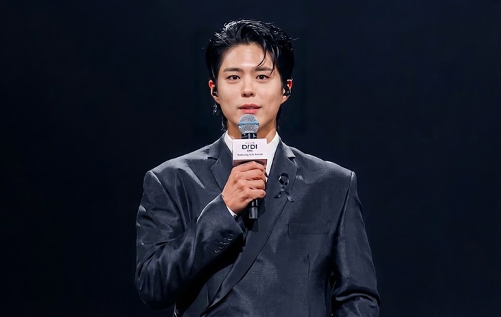 MAMA 2025 tưởng niệm nạn nhân vụ cháy chung cư tại Hong Kong, Rosé BlackPink nhận Daesang - Ảnh 1.