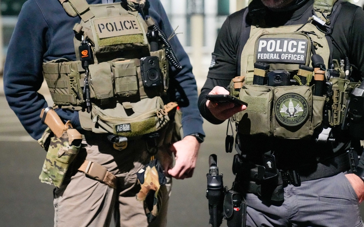 Người dân New York ném tuyết vào đặc vụ ICE để phản đối chính sách nhập cư của ông Trump? - Ảnh 3.