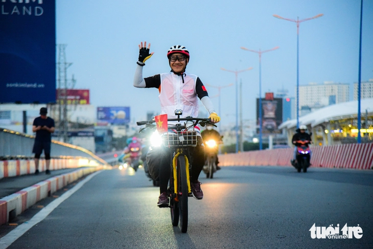 Người dân thích thú khi tiết trời TP.HCM lạnh 19 độ C - Ảnh 1.