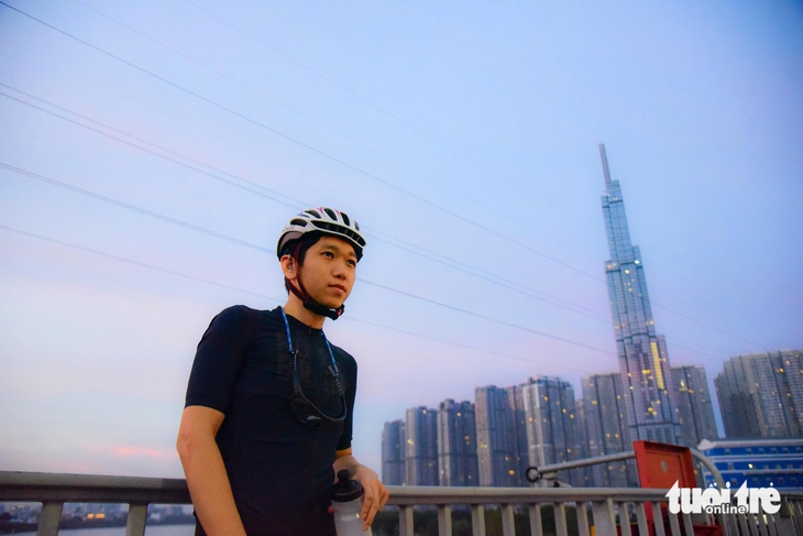 Người dân thích thú khi tiết trời TP.HCM lạnh 19 độ C - Ảnh 2.