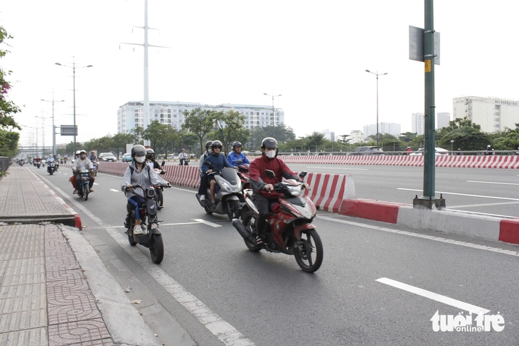 Người dân thích thú khi tiết trời TP.HCM lạnh 19 độ C - Ảnh 5.