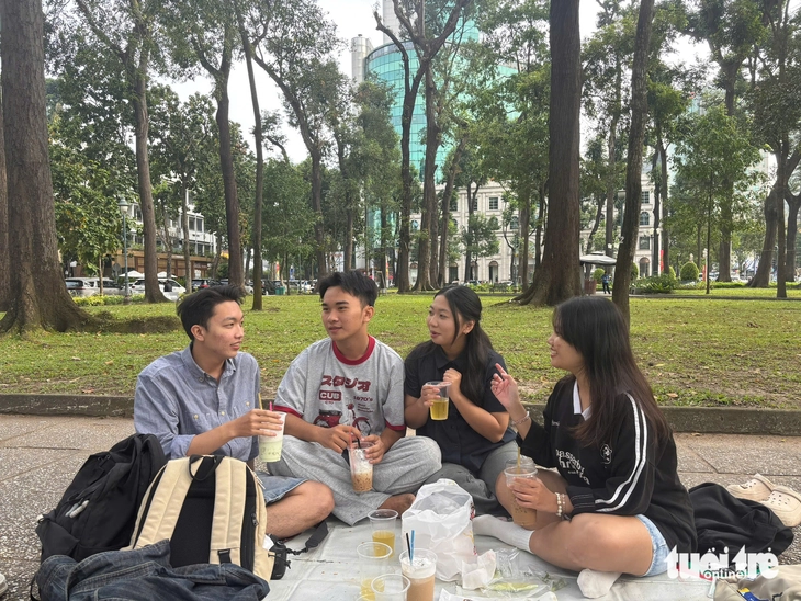 Người dân thích thú khi tiết trời TP.HCM lạnh 19 độ C - Ảnh 6.